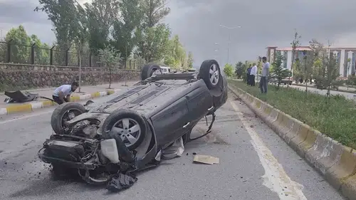 Patnos’ta kontrolden çıkan otomobil refüje çarpıp takla attı