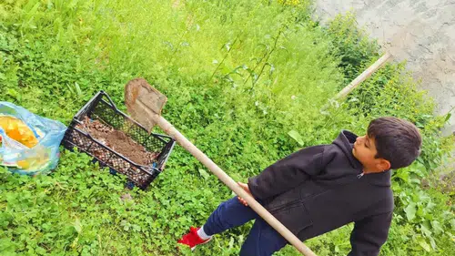 Ağrılı minikler mutfak çöplerini doğal gübreye dönüştürdü
