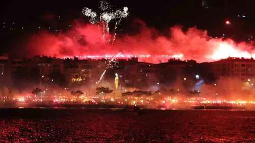 Göztepe taraftarı 101. yıl için sahili ateşe verdi