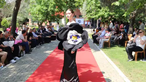 Bayındır'da genç tasarımcılar podyumda rüzgar estirdi