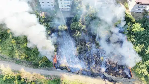 Samsun Canik'te apartmanların dibinde çıkan yangın paniğe yol açtı
