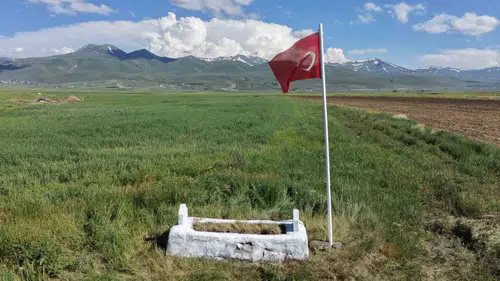 Erzurum ovasında 149 yıldır tek başına nöbet tutan şehit mezarı
