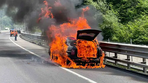 TEM Otoyolu üzerinde seyir halindeki otomobil alevlere teslim oldu