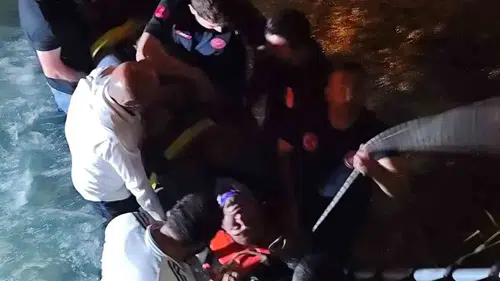 Van Edremit'te kontrolden çıkan kamyonet dereye yuvarlandı
