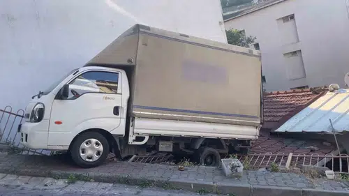 Kağıthane'de kontrolden çıkan kamyonet müstakil evin çatısına uçtu