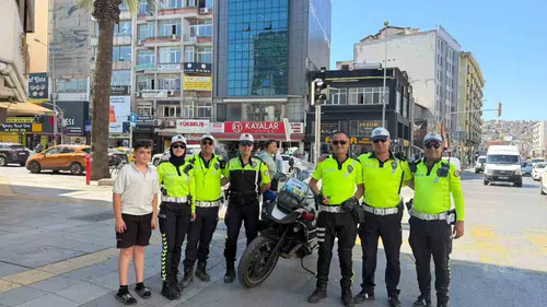 İzmir trafiğinin tanıdık yüzü Murat Dolu telsize son kez veda etti