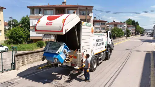 Kartepe’de çöp konteynerleri bayram sonrası temizleniyor