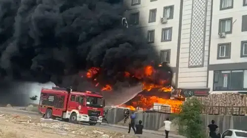 Karaköprü’de apartman dairesini saran depo yangını paniği