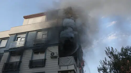 Antalya'da apartman yangını paniği 10 kişi kurtarıldı