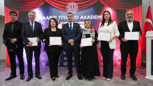 Öğretmenler tiyatro sahnesine adım atıyor