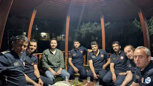 Otomobiline asılan not sayesinde üç kedi ölümden döndü