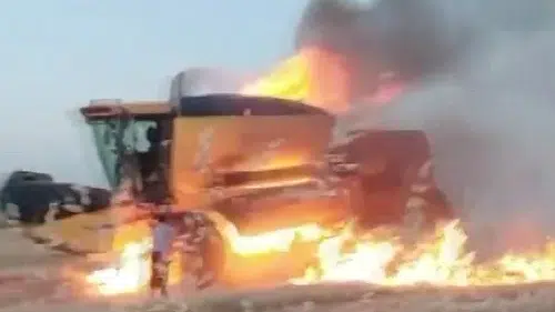 Adıyaman'da hasat sırasında biçerdöver küle döndü