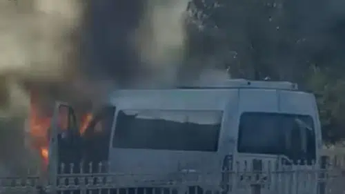Diyarbakır sokaklarında korku dolu anlar Minibüs alevlere teslim oldu