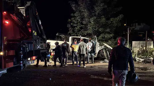 Bolu D-100 kara yolunda pikap hafriyat tırına çarptı