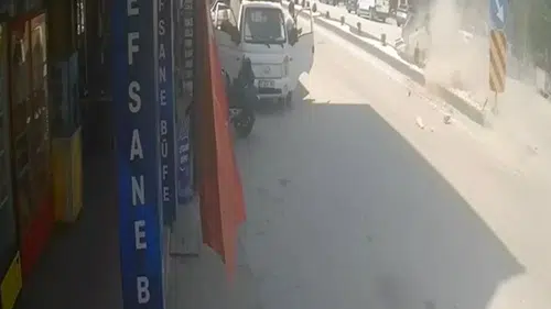 Bilecik'te kontrolden çıkan otomobil refüje çarparak devrildi
