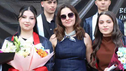 Hakkari’de gençler lise hayatına veda etti