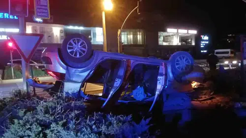 Kocaeli Karamürsel yolunda otomobil takla attı 4 kişi hastanelik oldu