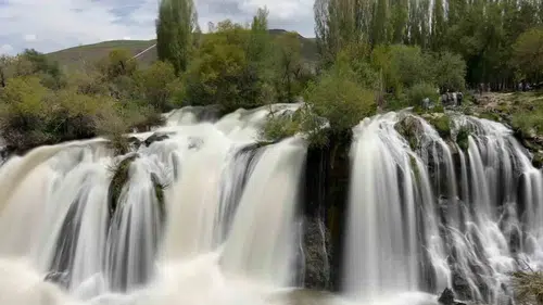 Muradiye Şelalesi yağışlarla birlikte eski gücüne kavuştu