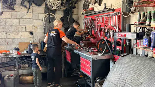 Cizreli Arzu Akol eşine yemek götürürken motor ustasına dönüştü