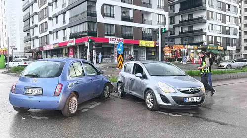 Erzurum Yakutiye’de üç araçlı zincirleme kaza