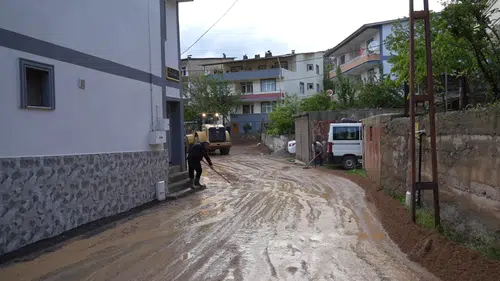 Gümüşhane'de sel felaketi Evler ve araçlar sular altında kaldı