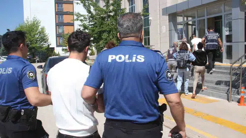 Konya’da kuyumcuları hedef alan sahte altın çetesi yakalandı