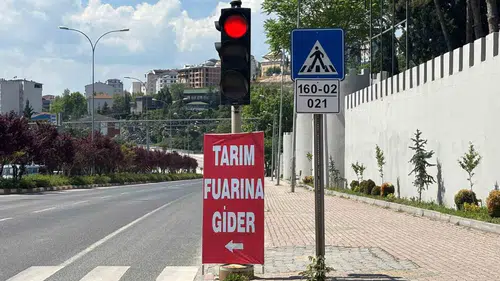 Bilecik'te sürücülerin görüşünü kapatan reklam afişlerine tepki büyüyor