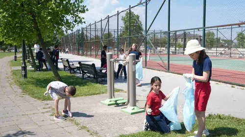 Düzceli çocuklar parklardaki çöpleri toplayıp yetişkinlere mesaj verdi