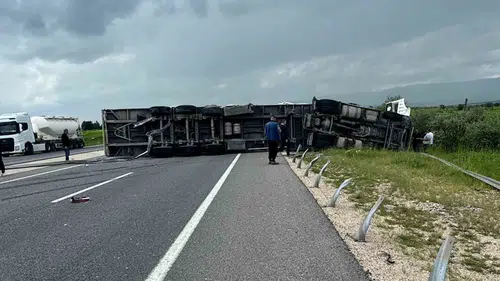 Gerede yolunda devrilen tır trafiği kilitledi
