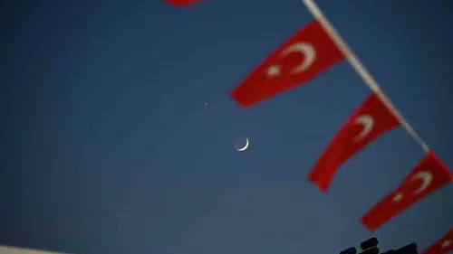 Manisa semalarında Türk bayrağıyla buluşan gökyüzü manzarası