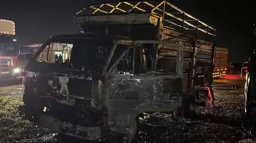 Kayseri’de park halindeki iki kamyon ateşe verildi