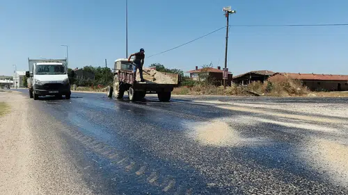 Edirne sıcağında asfalt eridi