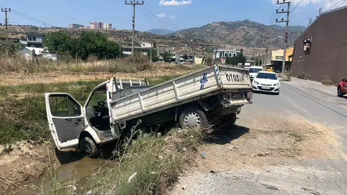Aydın Efeler’de kamyonet kanala uçtu