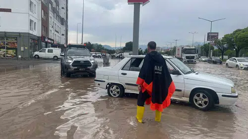 Kayseri'yi vuran sağanak sürücüleri yolda bıraktı