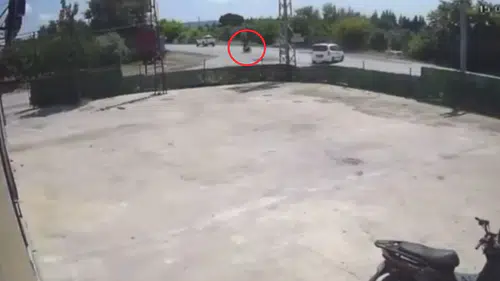 Hatay Erzin’de motosiklet kazası kamerada