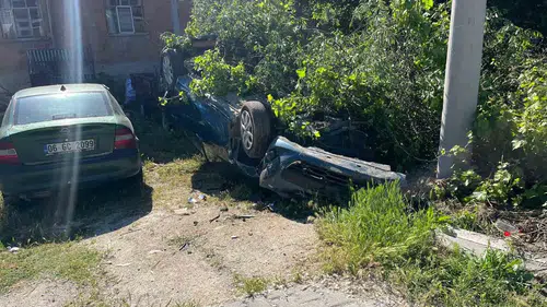Afyonkarahisar’da kontrolden çıkan otomobil bahçeye uçtu
