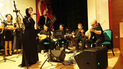 Akademisyenler sahneye çıktı müzik ziyafeti yaşattı