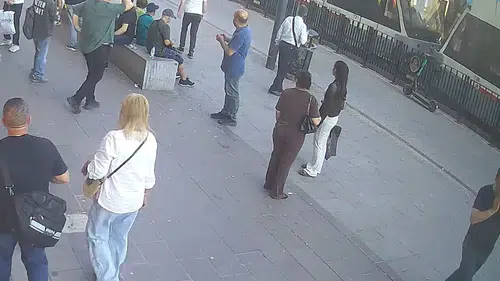 Fatih’te tramvay durağında küçük çocuğun can verdiği o anlar kamerada