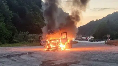 Bursa-Bilecik yolunda seyir halindeki tır küle döndü