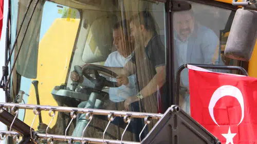 Özgür Özel Diyarbakır tarlasında hasat yaptı