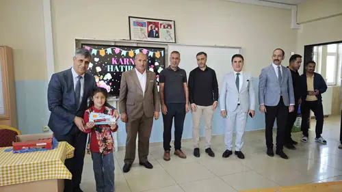 Ahlat'ta 12 bin öğrenci karne sevinciyle tatile çıktı