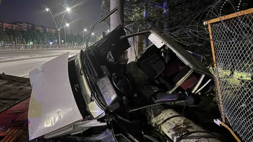 Kayseri'de kontrolden çıkan otomobil çitleri aşıp bahçeye daldı