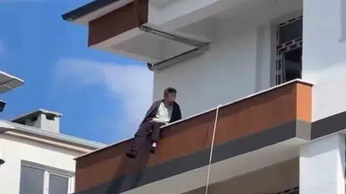 Iğdır’da inşaatın tepesindeki kişi polisi alarma geçirdi
