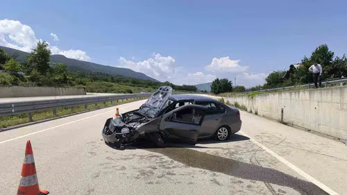 Kastamonu yolunda sürücü hakimiyeti kaybetti araç duvara çarptı