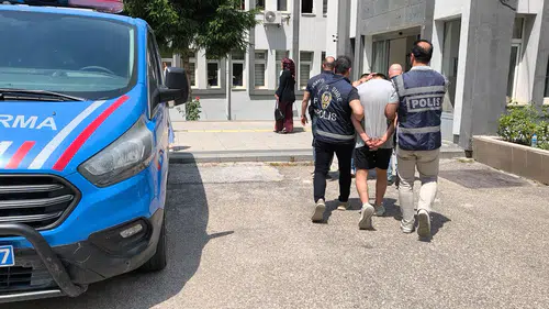 MİT personeli yalanıyla yaşlı kadını dolandıran şüpheliler havalimanında yakalandı