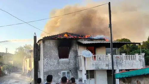 Ayvalık Küçükköy’de boş binada korkutan yangın