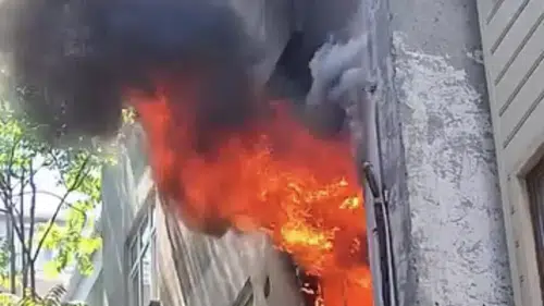 Kağıthane'de ev yangını Derin dondurucu küle döndürdü