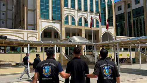 Antalya’da geceyi sahiplenen gence polis operasyonu