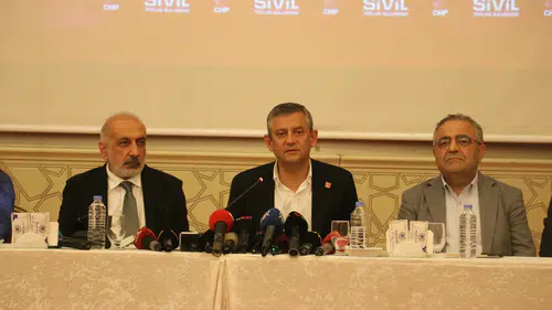Özgür Özel Diyarbakır ziyaretinde demokrasi vurgusu yaptı