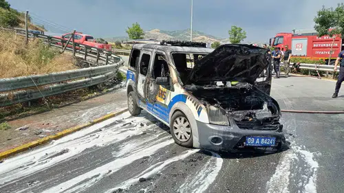Aydın’da seyir halindeki polis aracı küle döndü